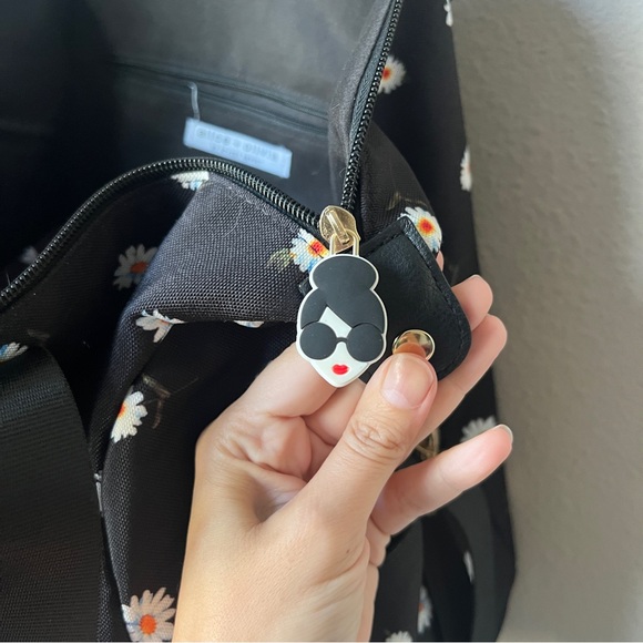 Alice + Olivia Daisy Floral Black Duffle Bag Bucket Hat Set - Picture 4 of 5